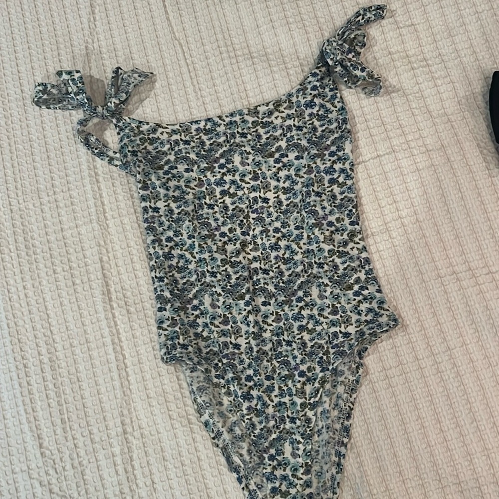 FLOWERED BODYSUIT